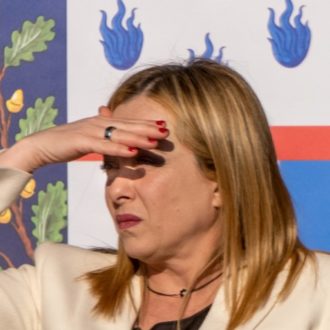 Copertina di Fosse Ardeatine, tortura e Ue: la giornata da incubo di Meloni