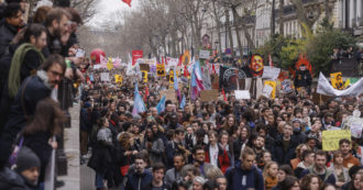Copertina di La rivolta degli studenti: in migliaia contro Macron e la sua riforma delle pensioni