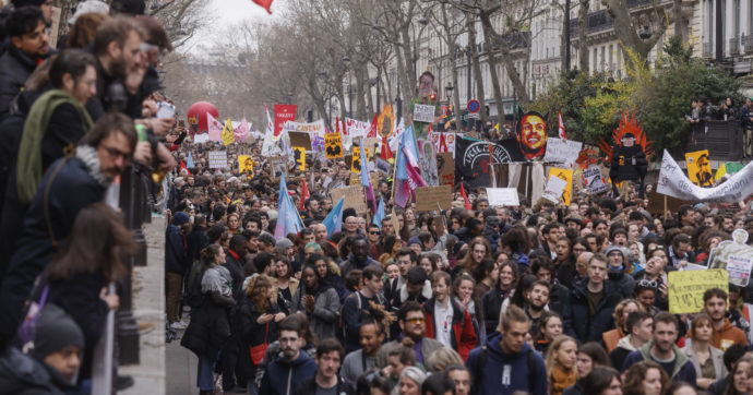 La rivolta degli studenti: in migliaia contro Macron e la sua riforma delle pensioni