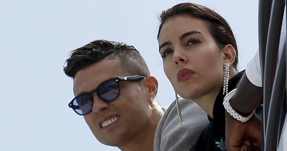 Cristiano Ronaldo, la compagna Georgina Rodriguez rivela: “Uno dei miei figli è tornato da scuola piangendo perché lo avevano picchiato”