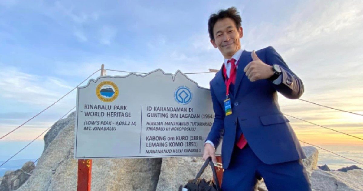 Scala una montagna di 4 mila metri in abito da sera: l’impresa dell’eccentrico sarto giapponese conquista il web