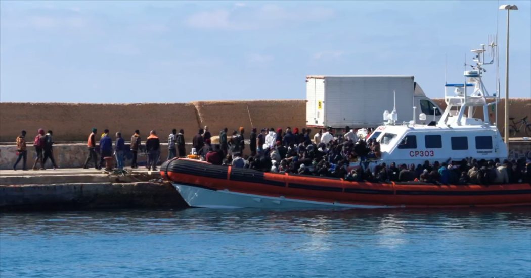 Sbarchi in Sicilia, oltre 200 migranti a Messina. In centinaia arrivano a Lampedusa – Video