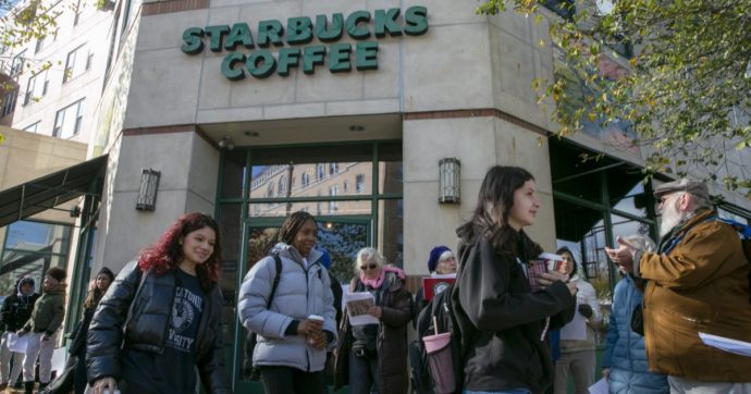 Il nuovo Ceo di Starbucks lavora mezza giornata al mese come barista nei locali della catena e ammette: “Esperienza sconvolgente”