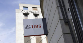 Copertina di Ubs e Credit Suisse sotto la lente delle autorità statunitensi. Avrebbero aiutato gli oligarchi russi ad aggirare le sanzioni