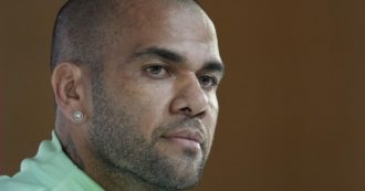 Copertina di Dani Alves condannato a 4 anni e mezzo di carcere per violenza sessuale