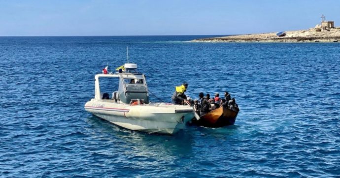 Migranti, oltre 3mila arrivi dalla Tunisia in un giorno: 60 sbarchi e diversi soccorsi in mare. Piantedosi: “Favoriti dall’opinione pubblica”
