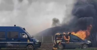 Copertina di Francia, manifestazione non autorizzata contro un bacino idrico. Violenti scontri con la polizia, decine di feriti