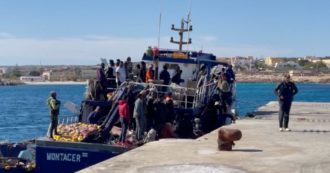 Copertina di Migranti, record di arrivi a Lampedusa: oltre duemila in 24 ore. Peschereccio soccorre un barchino con 31 persone a bordo