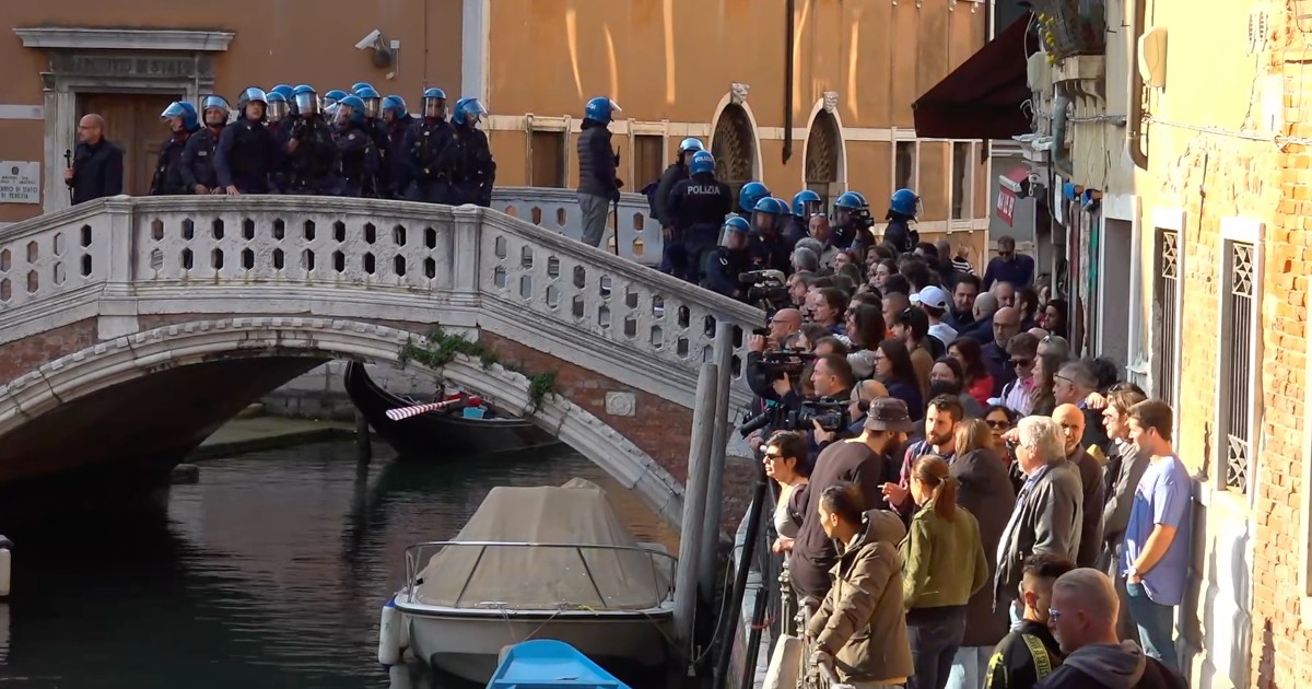 Venezia, città blindata per il corteo degli anarchici. Manifestanti con striscioni e megfono circondati dalle forze dell’ordine