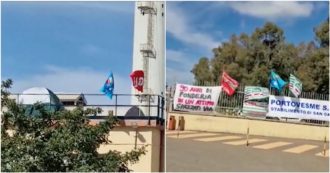 Copertina di Riesplode la rabbia a Portovesme: tende e operai incatenati per salvare 1450 posti di lavoro. Assemblea permanente alla fonderia San Gavino