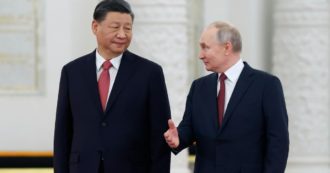 Copertina di Media russi: “Putin suddito del compagno Xi”. Ma per la propaganda meglio “vassalli” di Pechino che degli Usa