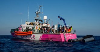 Copertina di La nave ong di Banksy bloccata a Lampedusa dal nuovo decreto Migranti. L’hotspot dell’isola al collasso: 2.494 ospiti su 400 posti