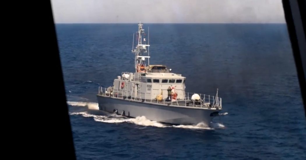 Migranti, la video-denuncia della ong Sos Mediterannée: “Attaccati dalla guardia costiera libica in acque internazionali durante un soccorso”