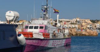Copertina di Migranti, la nave di Banksy fermata nel porto a Lampedusa in base al nuovo decreto sulle Ong: “Bloccati mentre la gente muore, inaccettabile”