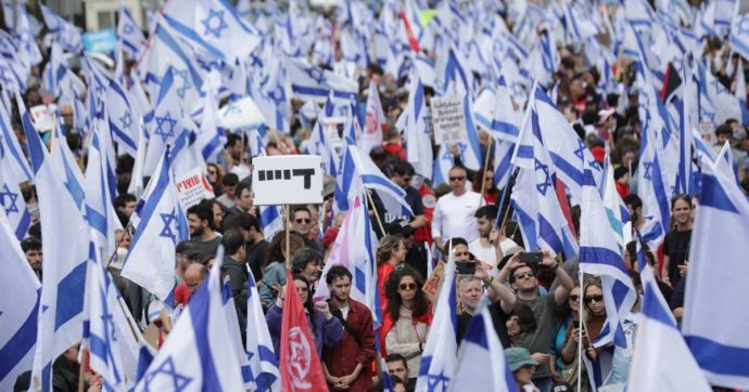 Copertina di Israele paralizzata per la riforma giudiziaria: proteste, scioperi e in 2 entrano alla Knesset. Caos governo, estrema destra minaccia addio
