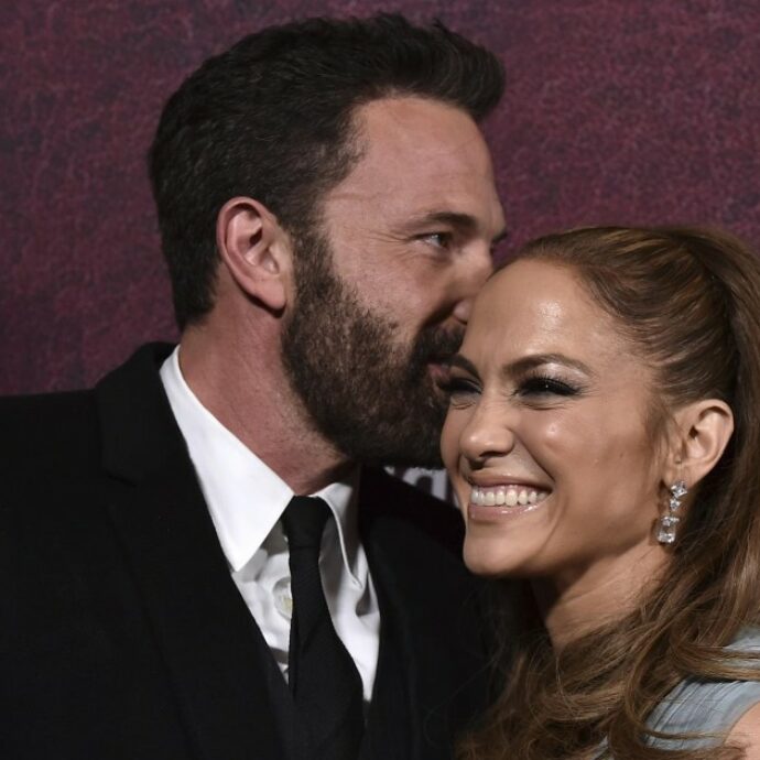 Ben Affleck a Che tempo che fa: “Mia moglie Jennifer Lopez ha sempre delle idee migliori delle mie. Poi fa alcune precisazione sul suo film: non parla di quello”