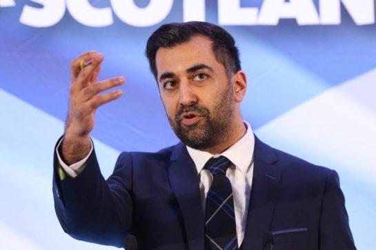 Scozia, Humza Yousaf nuovo leader degli indipendentisti e futuro primo ministro. Succede a Nicola Sturgeon