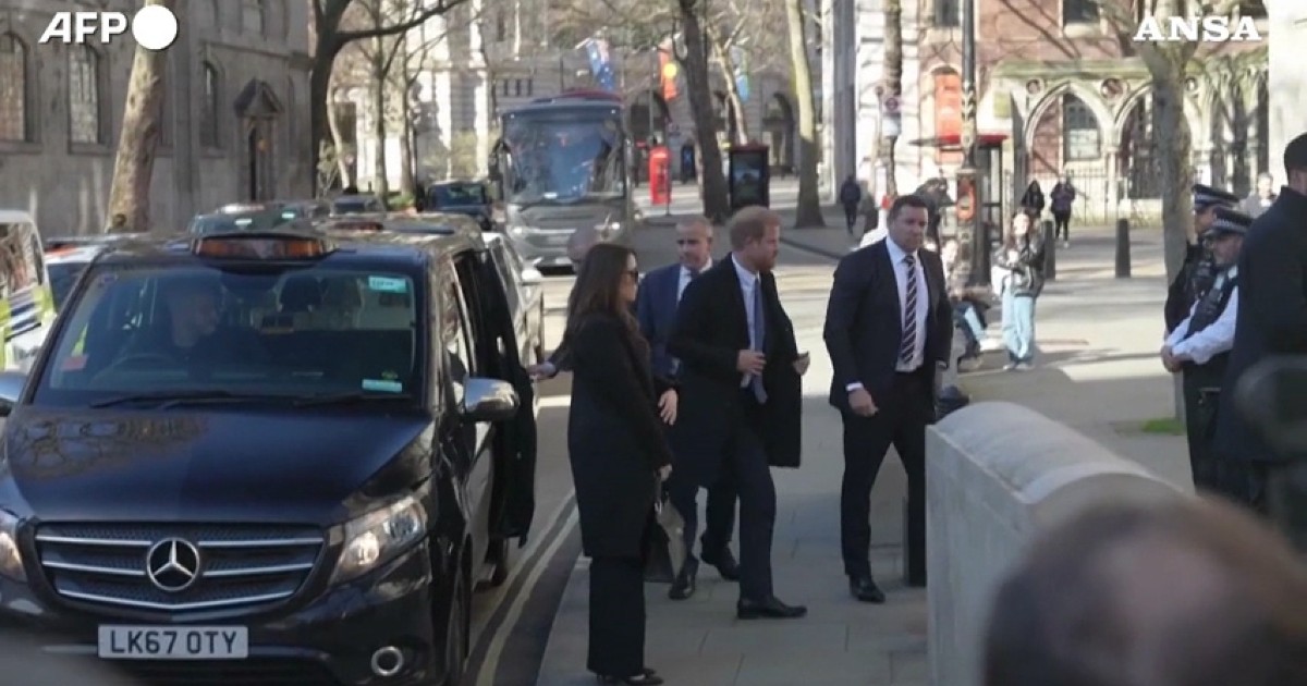 Il principe Harry torna a casa a sorpresa: è a Londra per l’udienza della causa contro il Mail