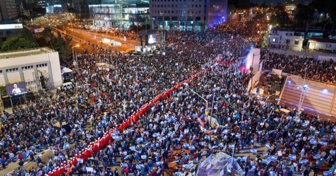 Israele, la diretta – Netanyahu annuncia il rinvio della riforma della giustizia: “Evitare la guerra civile”. Scontri tra estremisti di destra e polizia