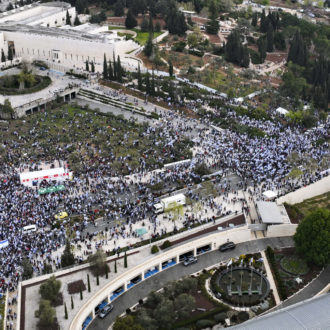 Copertina di La piazza che ferma le riforme: il Fatto di domani 28 marzo