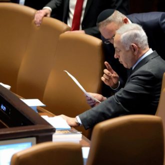 Copertina di Israele, ha vinto la democrazia. Ma il fronte trasversale non si frena con il rinvio