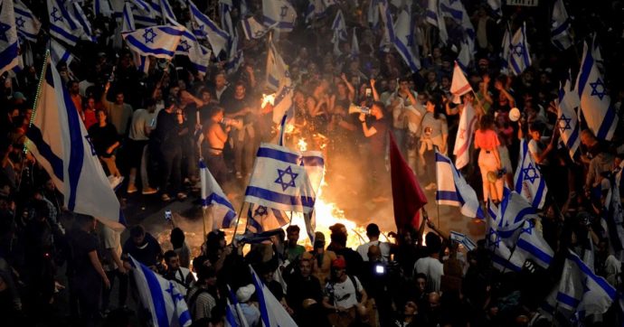 “Vi è capitata la generazione sbagliata”: la piazza canta così