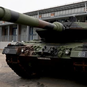 Copertina di Ucraina, Berlino manda i Leopard. Putin: “La Nato è coinvolta”