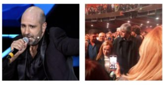Copertina di Giorgia Meloni a vedere Checco Zalone. Lui: “Non mi fate fare figure di me***…. Ha preferito il mio spettacolo al karaoke con Macron”