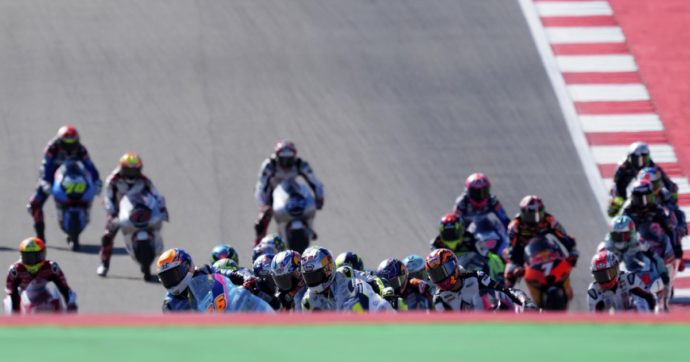 Moto3, assurdo incidente a gara finita tra Kelso e Holgado. Le condizioni del pilota australiano