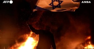 Copertina di Pneumatici in fiamme, fumogeni e cori: in migliaia in piazza a Tel Aviv contro la riforma della giustizia – Video