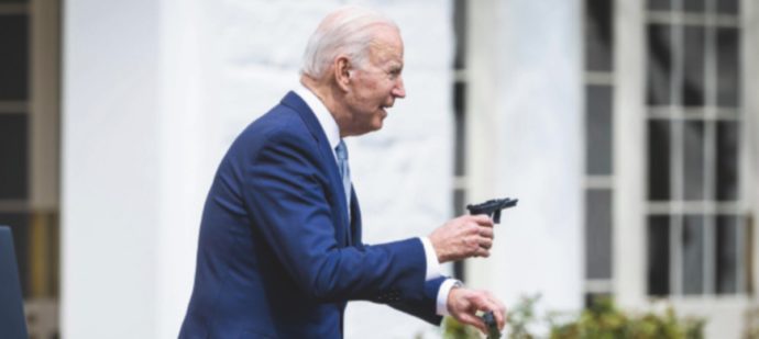 Biden alza le mani: “Sulle armi d’assalto non posso fare nulla”