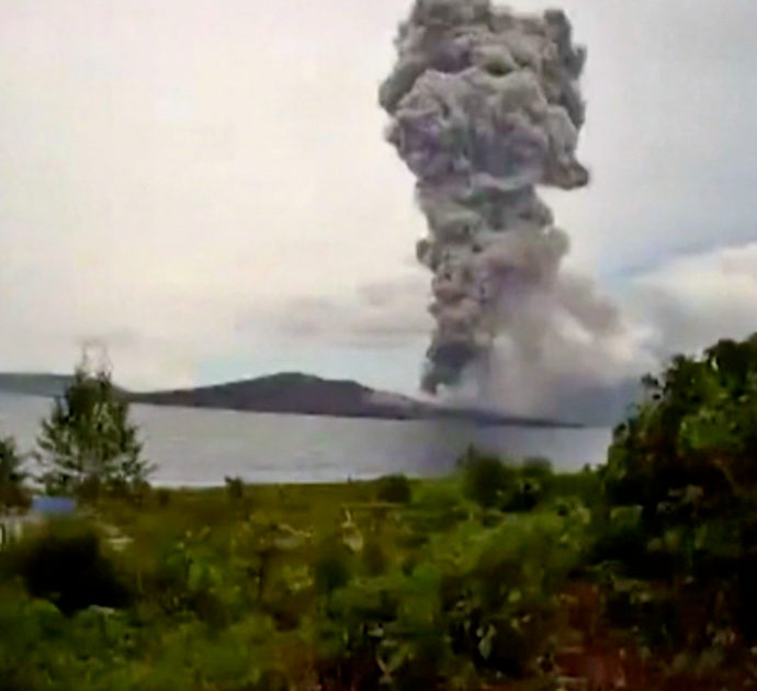 Il vulcano Krakatoa fa ancora paura: l’eruzione e l’immensa colonna di fumo a 1500 metri sopra il cratere – Video