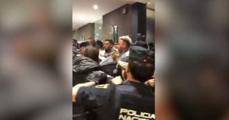 Copertina di Rissa tra i giocatori del Perù e la polizia: lo scontro fuori da un hotel a Madrid – Video