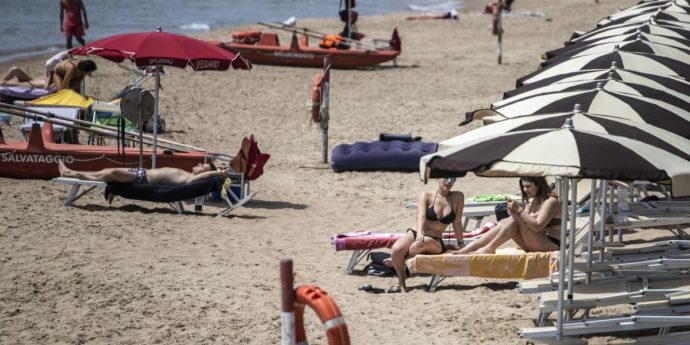 Sabaudia, niente accesso al mare dalla villa di Clemente Mimun: il Tar di Latina boccia l’ordinanza del sindaco