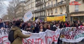 Copertina di Parigi, al via il corteo per la decima giornata di sciopero contro la riforma delle pensioni. Cori e striscioni: in piazza anche gli universitari – Video