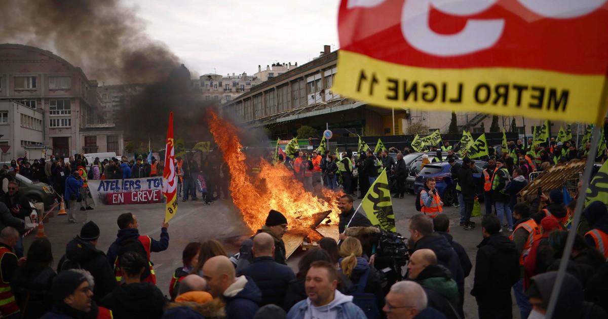 Proteste in Francia, la diretta – Oggi 240 cortei in tutto il Paese. A Parigi i ferrovieri bloccano i binari della Gare de Lyon