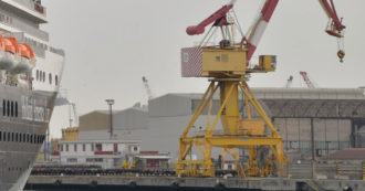 Copertina di Porto Marghera, quasi 2mila lavoratori nei cantieri navali sfruttati e sottopagati: l’indagine della Guardia di Finanza