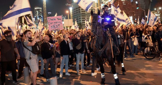 Copertina di Israele, Netanyahu tratta sulla riforma della giustizia: la piazza non gli crede