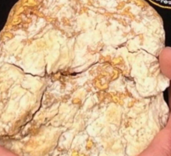 Trova una grossa pietra gialla, poi l’incredibile scoperta: è una pepita d’oro gigante da 150mila dollari