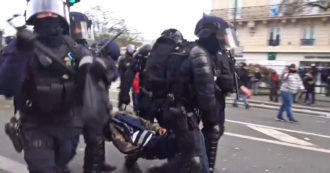 Copertina di Proteste a Parigi, gli scontri al termine del corteo: lancio di pietre e lacrimogeni, 27 arresti – Video