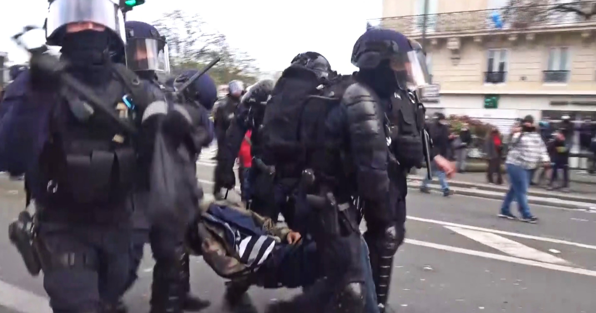 Proteste a Parigi, gli scontri al termine del corteo: lancio di pietre e lacrimogeni, 27 arresti – Video