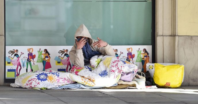 Aumentano i poveri. Che fare? Tagliare gli aiuti agli indigenti!
