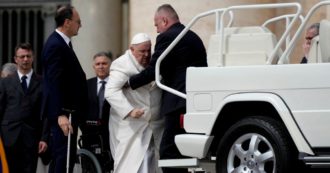 Copertina di Un dolore al petto e fatica a respirare. Ricoverato il Papa