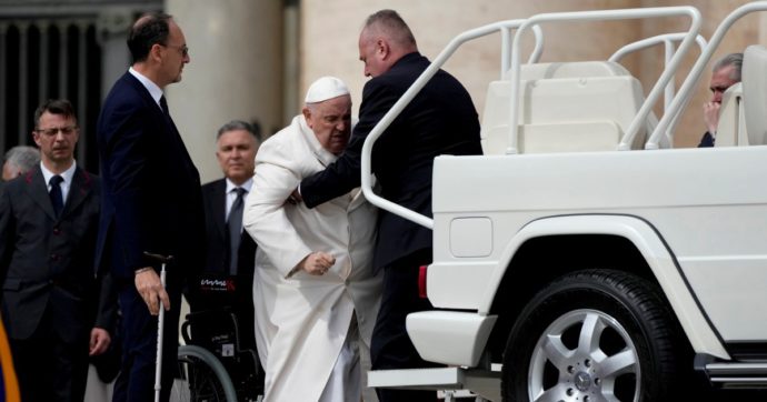 Un dolore al petto e fatica a respirare. Ricoverato il Papa