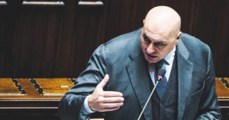 Copertina di Crosetto: “Armi a Kiev spesa fisiologica”. 5S: “Schienati sulla Nato”