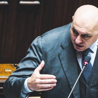 Copertina di Crosetto: “Armi a Kiev spesa fisiologica”. 5S: “Schienati sulla Nato”