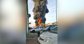 Copertina di Novara, maxi incendio in un’azienda chimica: enorme colonna di fumo nero. Sindaco: “Tenete le finestre chiuse”