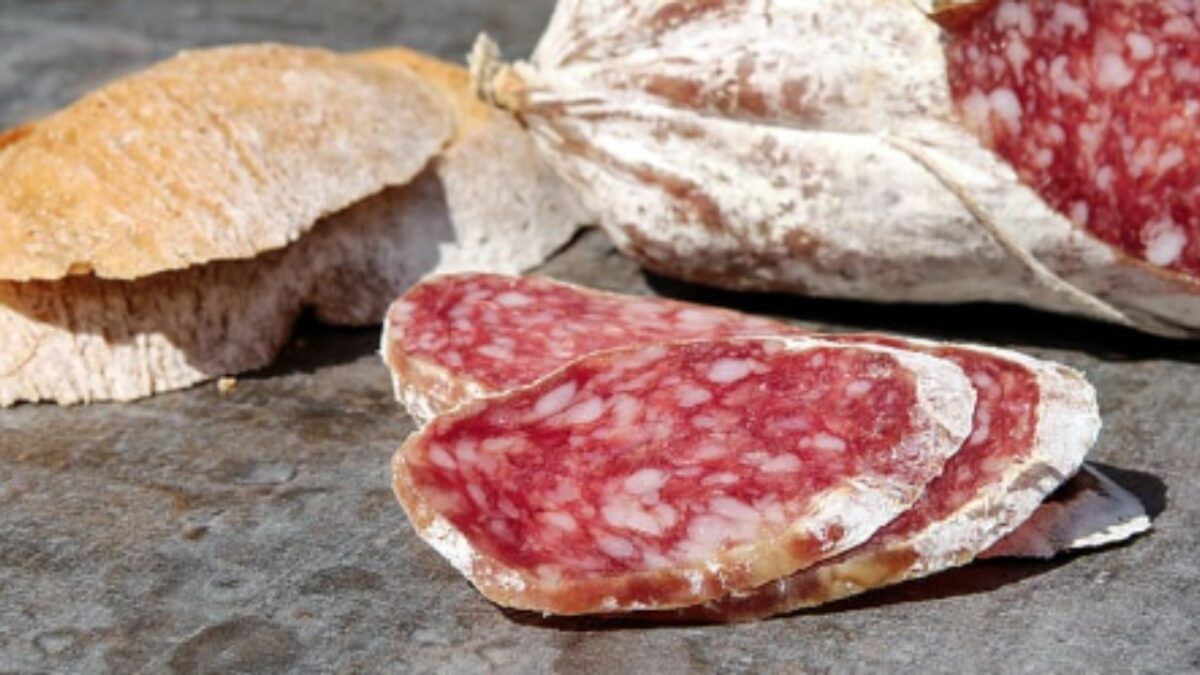 Salame al tartufo ritirato dai supermercati per rischio Listeria: ecco lotto e scadenza da controllare