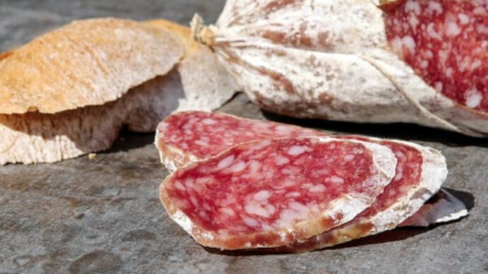 “Attenzione, dietro al colore o al profumo di prosciutti, salumi, carni e formaggi si nascondono nitriti e nitrati cancerogeni”: l’allarme dell’Ue che impone nuovi limiti di sicurezza