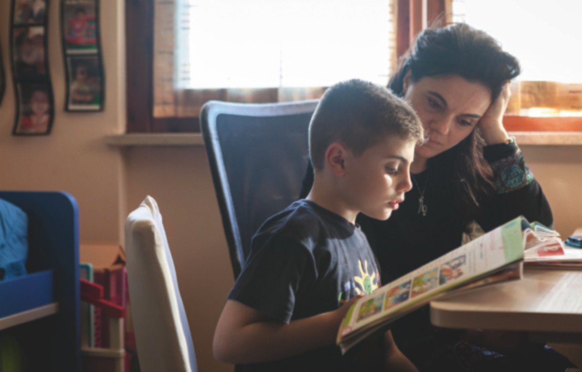 “Sono gelosa che mio marito sia un casalingo. Mi sento poco apprezzata”: lo sfogo di una madre